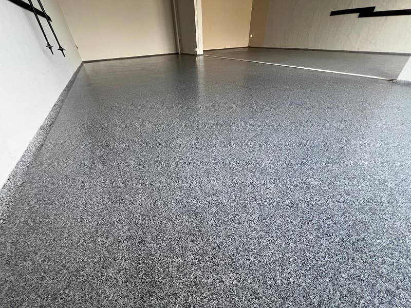 Garagenboden mit grauem Steinteppich, fugenlos und gleichmäßig verlegt