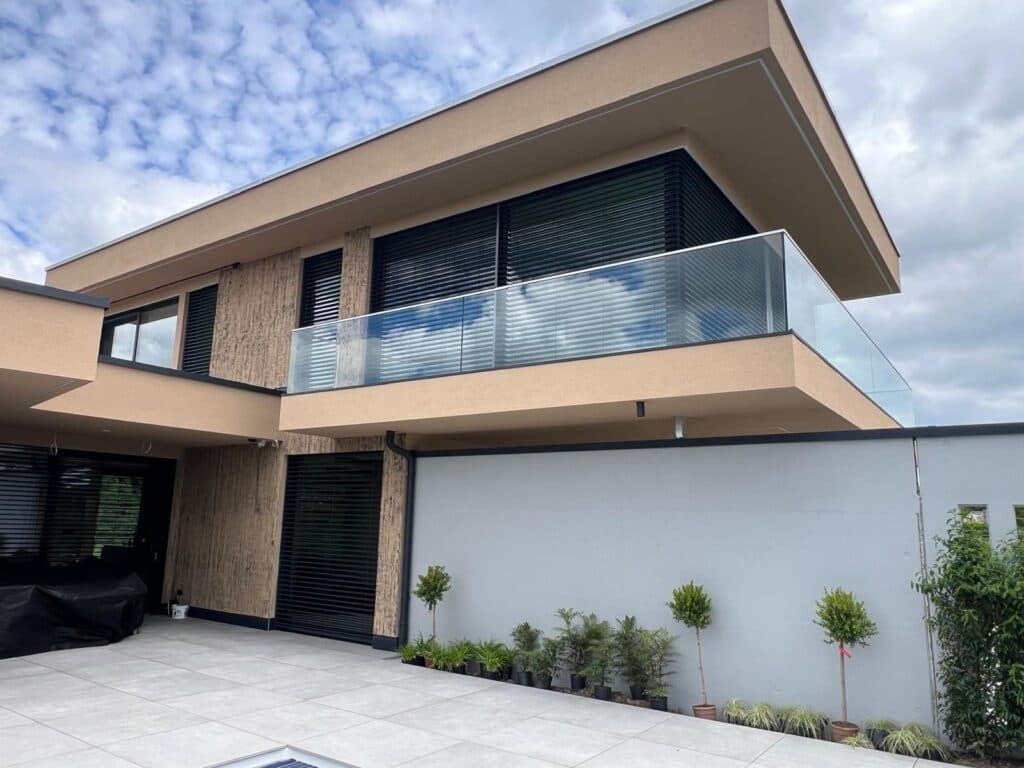 Moderner Neubau in Waldstetten mit verputzter Fassade, Holzelementen und Glasbalkon – ein Projekt von Dielli Innenausbau
